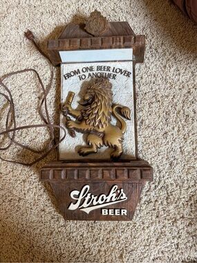 Stroh's Beer Lighted Wall Plaque with Lion Crest
